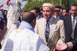 Image du Maroc Professionnelle de  Le Roi Mohammed VI est accueillit par les notable du sud à son arrivée à Dakhla, Jeudi 1er novembre 2001.
Le Roi du Maroc entame une nouvelle visite historique dans les provinces du sud du Maroc comprenant Dakhla et Laayoune. (Photo / Abdeljalil Bounhar) 